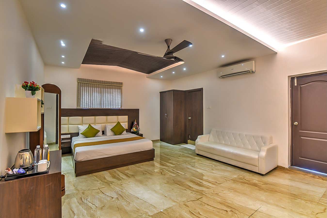Six Bed Room at Shri Mahakaleshwar Bhakta Niwas